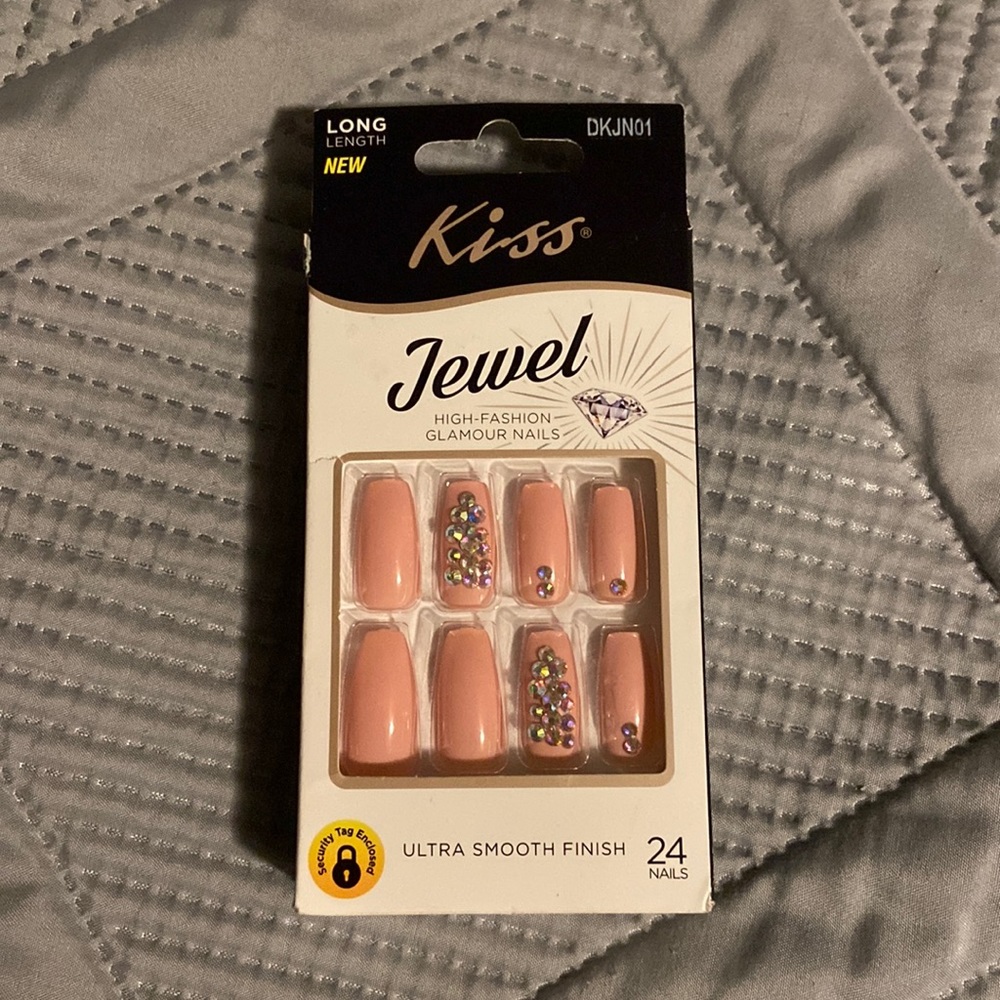 Press on nails